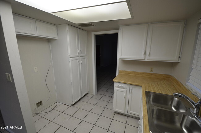 Building Photo - 2107 W El Alba Way