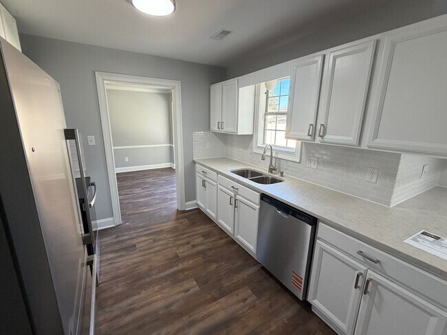 Building Photo - Remodeled bathrooms, new kitchen in this Nashville beauty - REDUCED!!