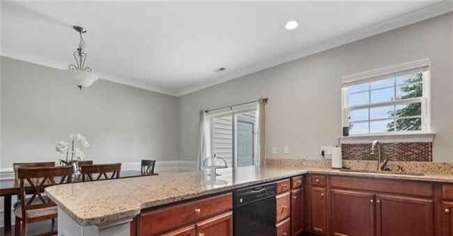 Building Photo - Spacious 3BR/2 BA Townhome Located in Caba...