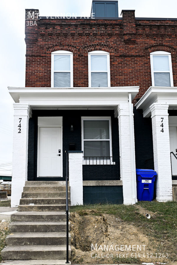 Building Photo - Beautiful Townhome With a Rooftop Deck and...