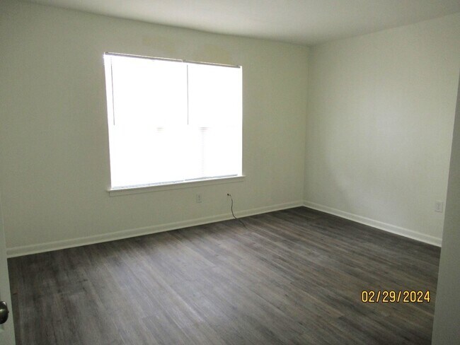 Building Photo - 251 Rast St