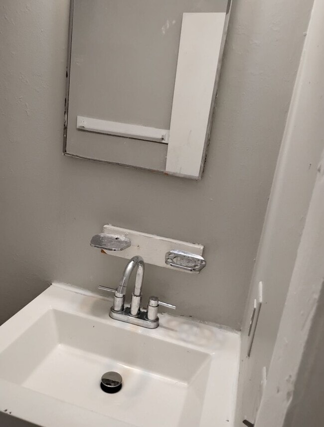 Building Photo - Beautifully Renovated 2BR/1BA Unit Now Leasing