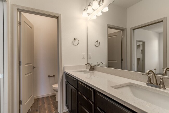 Building Photo - 3 Bedroom Santa Fe Townhouse