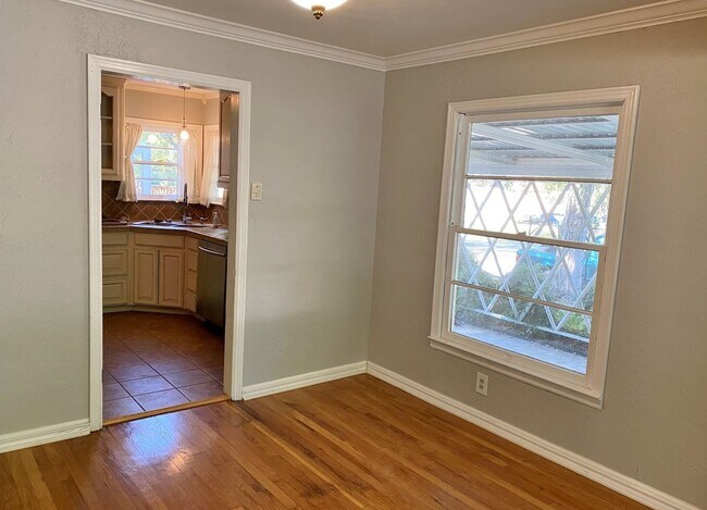Building Photo - 3 BED/2BATH BUNGALOW IN ARLINGTON HEIGHTS!