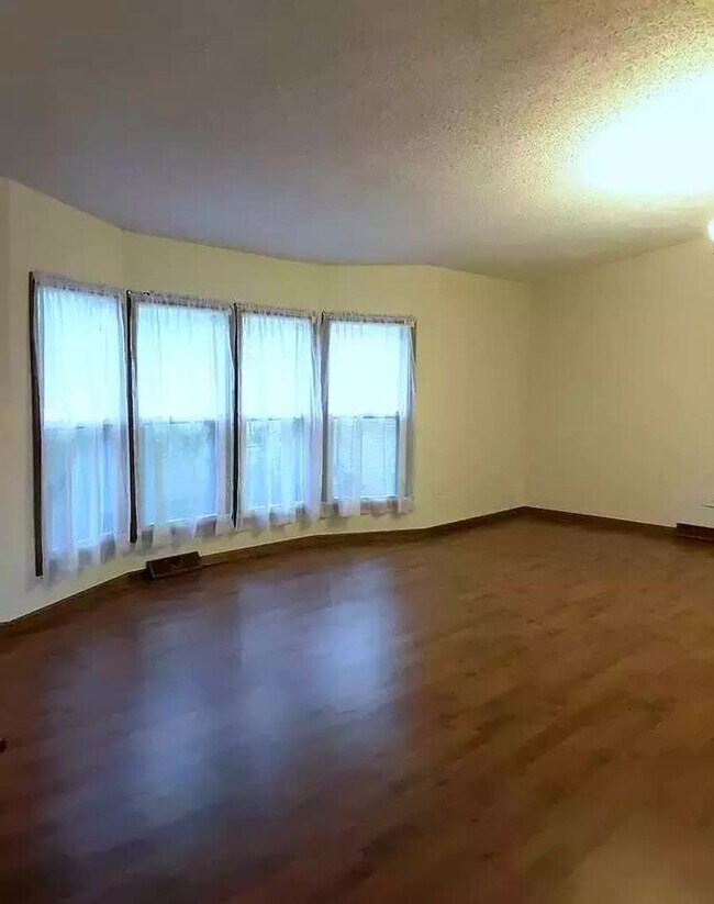 Building Photo - 3 Br Home Available in Nice Neighborhood J...