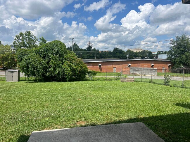 Building Photo - Beautiful home 3 minutes from ETSU!