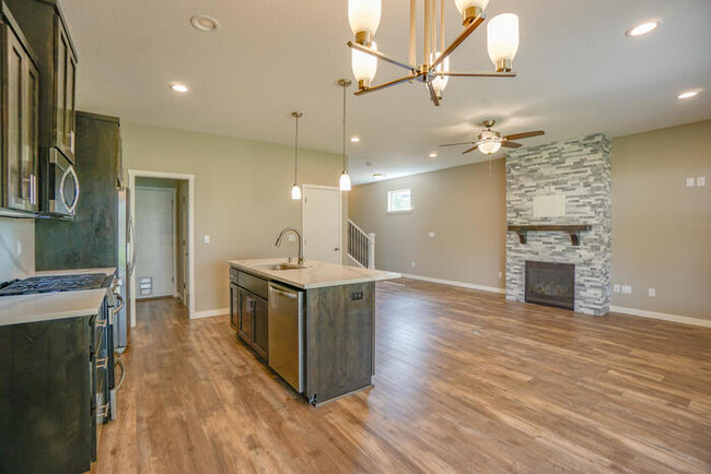 Building Photo - NEWER FOUR BEDROOM NEAR HAZEL DELL