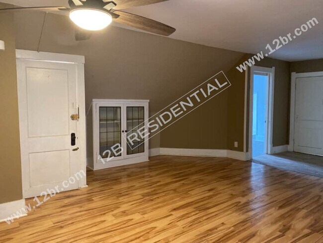 Building Photo - 2-Bedroom 3rd Story Unit in Toledo's Histo...