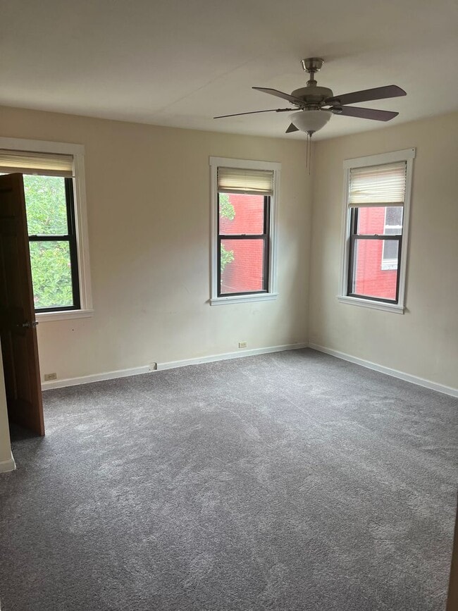 Building Photo - 2206 Sarah St