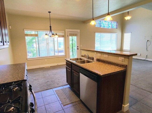 Building Photo - AMAZING CONDO 2 MASTER SUITES 2 CAR GARAGE