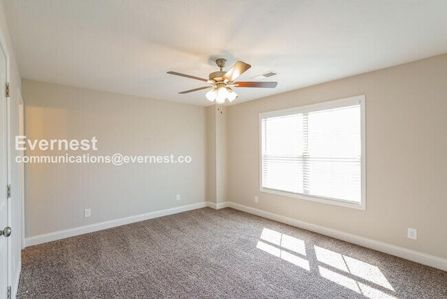 Building Photo - 3 Bed/3 Bath Townhome with Carport / Pet-Friendly / Vouchers Accepted / Available Now!