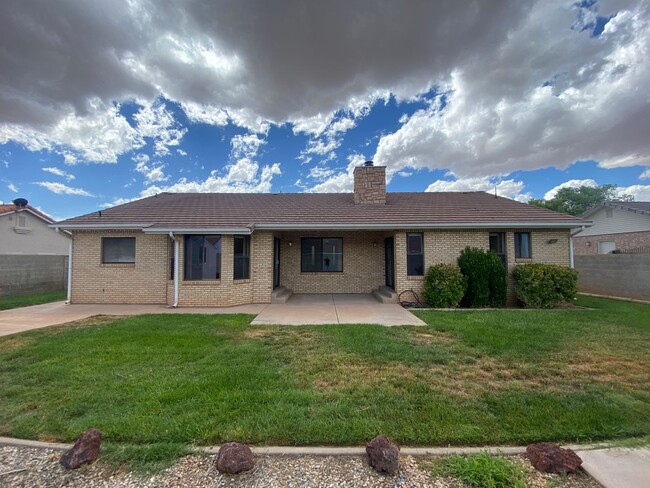 Building Photo - 3 bed 2 bath in nice neighborhood