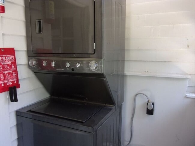 Building Photo - 4 Bedroom 2 Bath Home Blocks to Downtown R...