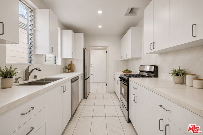 Building Photo - 207 S Reeves Dr