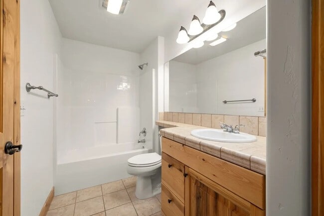 Building Photo - 3 Bed 2 Bath Condo!