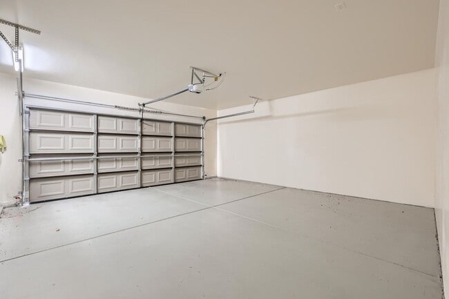 Building Photo - STUNNINGLY UPGRADED 2 Bedroom Condo In SPA...