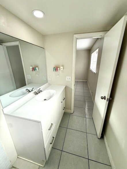 Building Photo - 3880 Woodside Dr