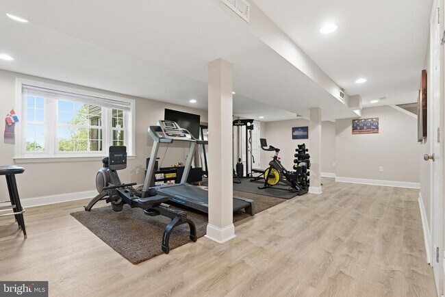 Building Photo - 5642 Jefferson Blvd