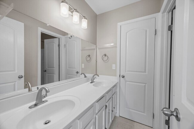 Building Photo - 2 Bed | 1.5 Bath | Private Backyard | Prim...