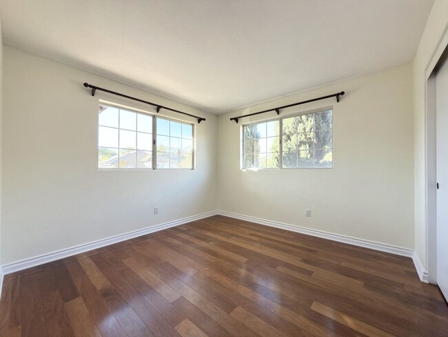 Building Photo - Spacious Home in Santa Fe Hills