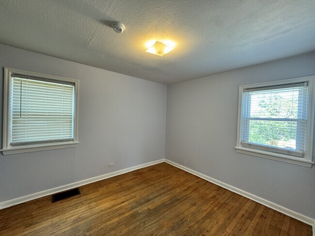 Building Photo - 2745 W Archer Pl
