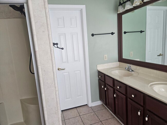 Building Photo - Knoxville 37934 - 4 bedroom, 2.5 bath - call Karen Robertson 865-454-7626