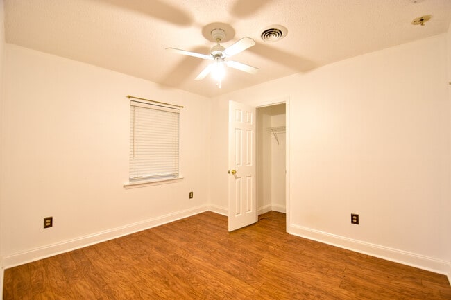 Building Photo - 3834 Brookwood Dr