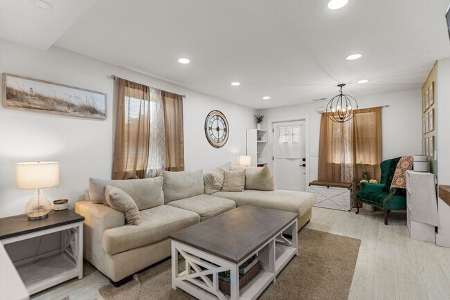 Building Photo - Single Family Home, 2 bed/1 bath $1,350 One-Story