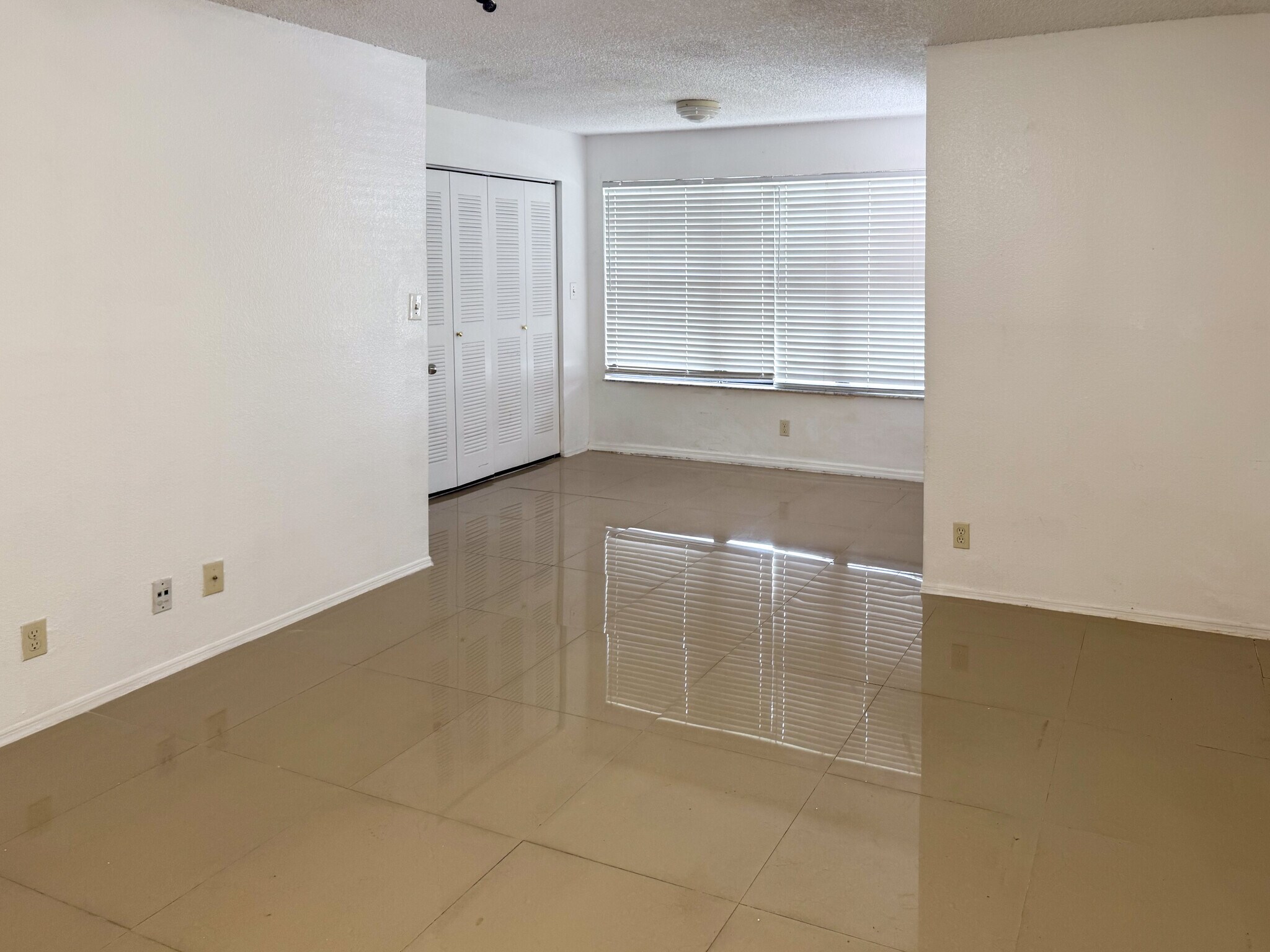 Building Photo - 2946 S University Dr