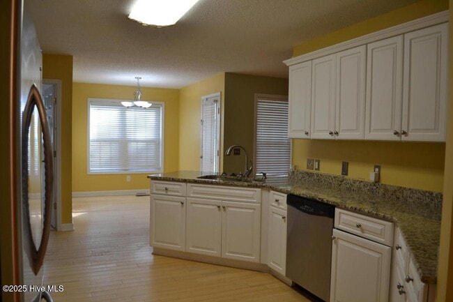 Building Photo - 114 Willow Creek Ln
