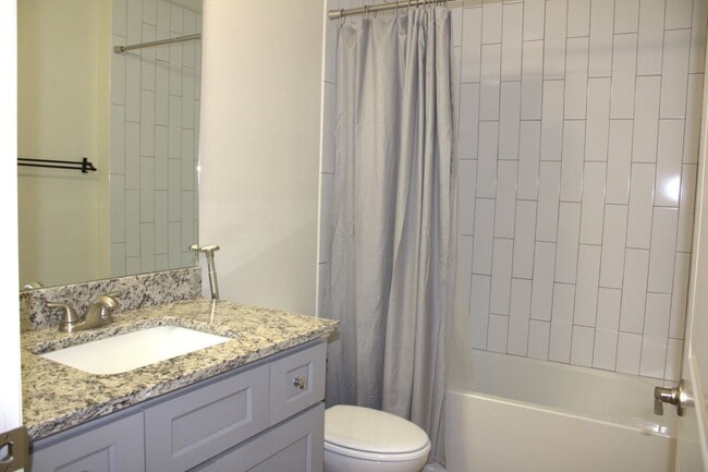 Building Photo - 3/2/2 in Royal Highlands