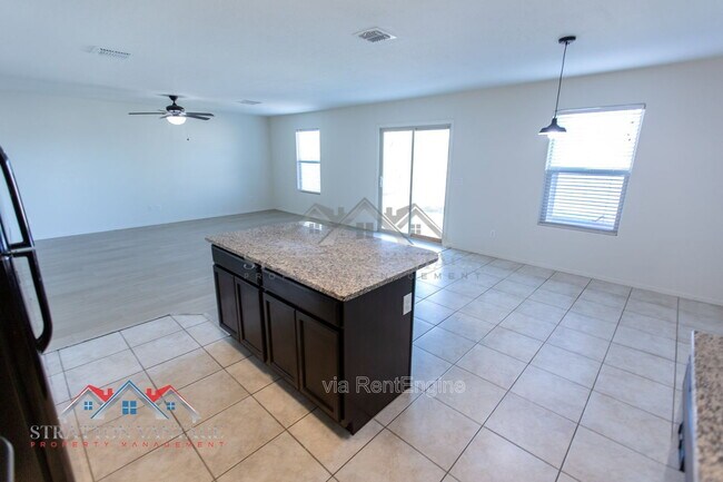 Building Photo - 5926 E Oasis Blvd