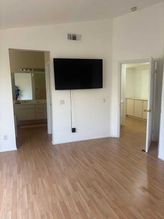 Building Photo - A $200 Move-In Special!  4-BedroomSpacious Home