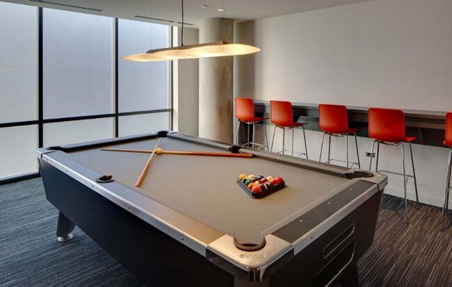 Building Photo - 825 W Blackhawk St