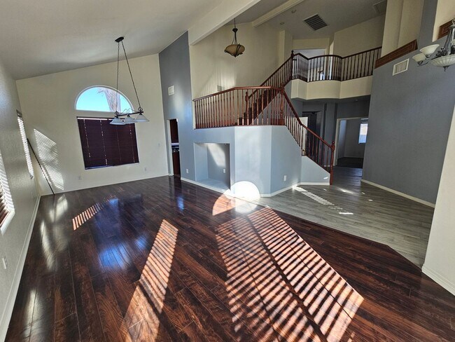 Building Photo - 4 BEDROOM POOL HOME IN GREEN VALLEY RANCH