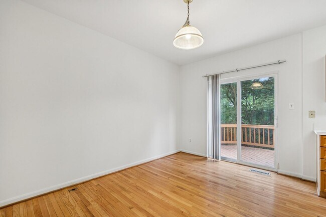 Building Photo - Great Location for schools, shopping and d...