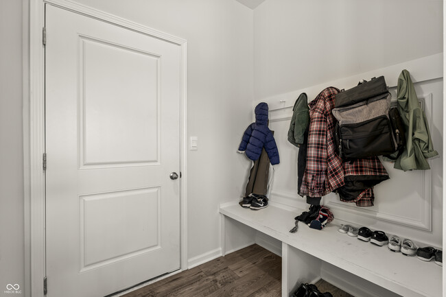 Building Photo - 1399 Hat Band St