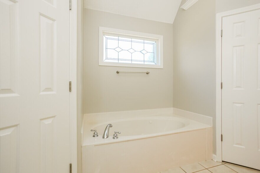 Building Photo - 8911 Oak Grove Blvd