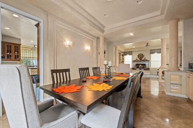 Building Photo - Expansive estate style home - 5 minute drive to SDSU!