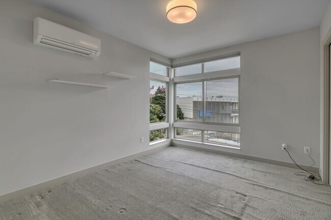 Building Photo - Modern Townhouse with Rooftop Deck & Skyli...