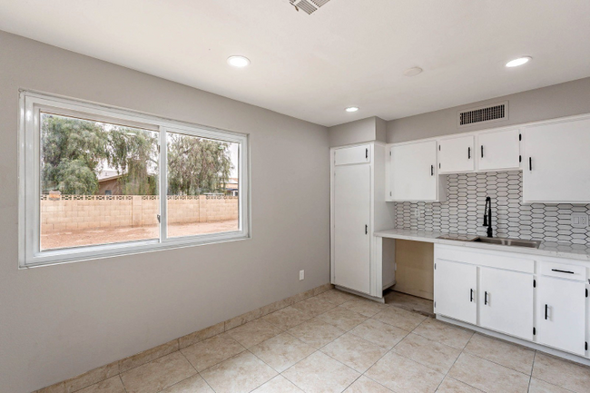 Building Photo - 8633 W Weldon Ave