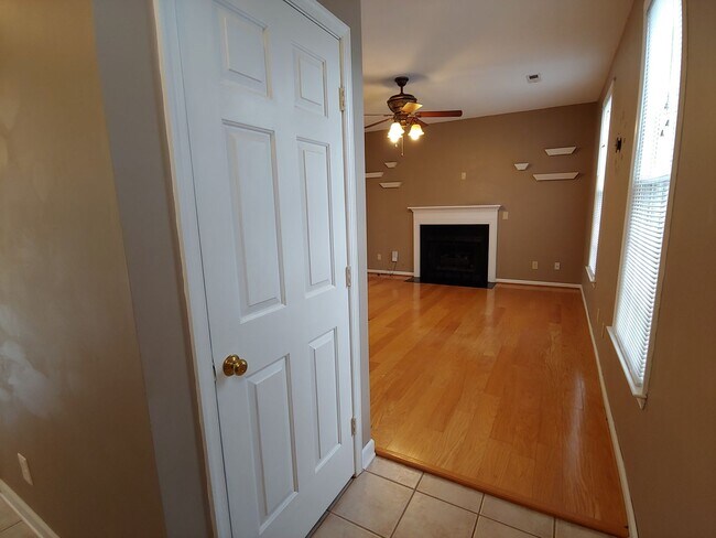 Building Photo - Available Now! Beautiful 2 story 3 bed, 2.5 bath home in the Cardinal Area!