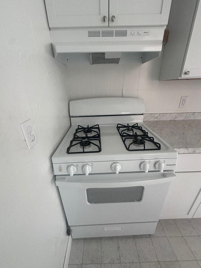Building Photo - Spacious 5 Bedroom with Off Street Parking