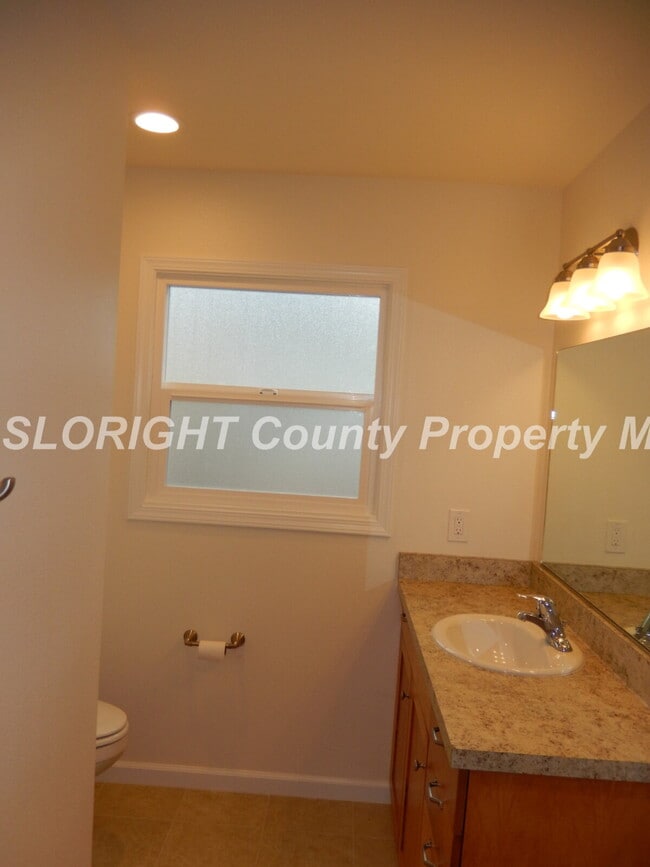 Building Photo - AVAILABLE AUGUST- Recently Remodeled - 1 Block from Poly