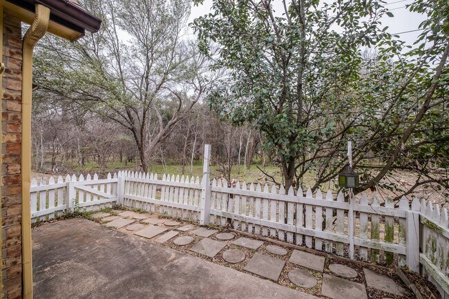 Building Photo - 1601 Faro Dr
