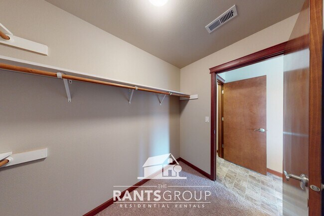 Building Photo - Move in Ready! Beautiful home in Puyallup! Easy Commute to JBLM!