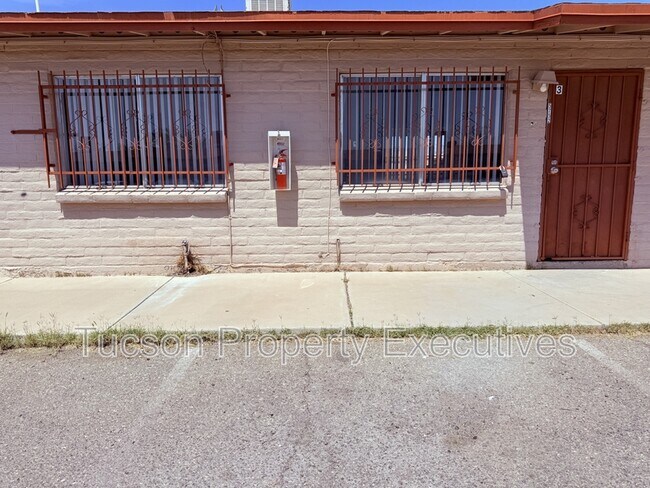 Primary Photo - 5752 S Park Ave