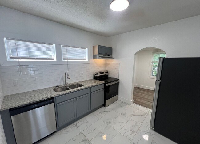 Building Photo - Spacious 5 Bed, 2.5 Bath in the heart of K...