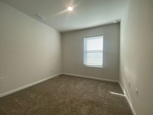 Building Photo - Efficient 4BR Living with Fenced Yard & Convenient Access