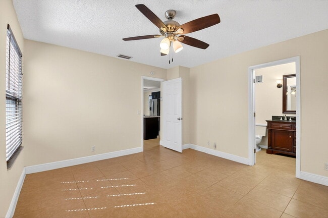 Building Photo - 18 Crossings Cir